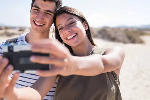 Giovane Donna Millenaria Che Scatta Una Foto Stessa Amica Mentre — Foto Stock