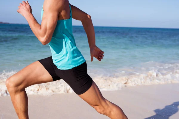 Hombre Bien Definido Musculoso Corriendo Playa Junto Océano Tiene Grandes — Foto de Stock