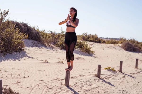 Young Woman Balancing Pole Both Feet Her Hands Clasped Front — Stock Photo, Image