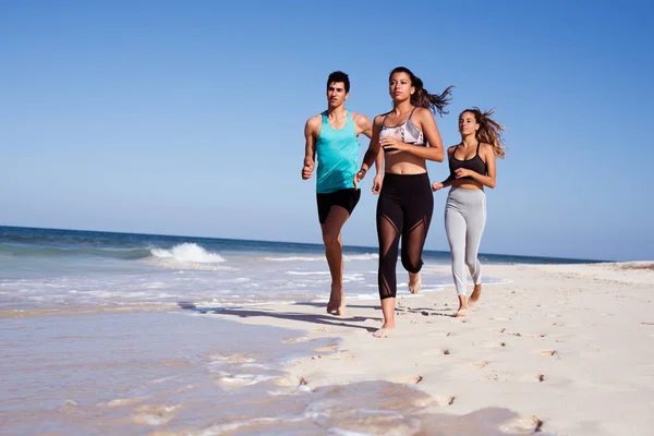 Junge Leute Laufen Strand Einem Rennen Gibt Zwei Mädchen Und Stockbild