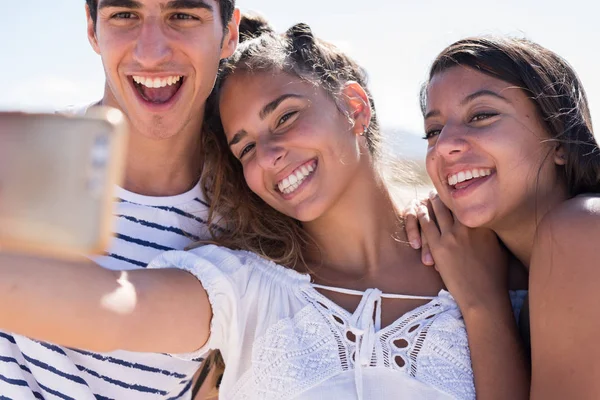 Tres Jóvenes Millennials Dos Chicas Chico Posan Miran Cámara Sonríen Fotos de stock libres de derechos