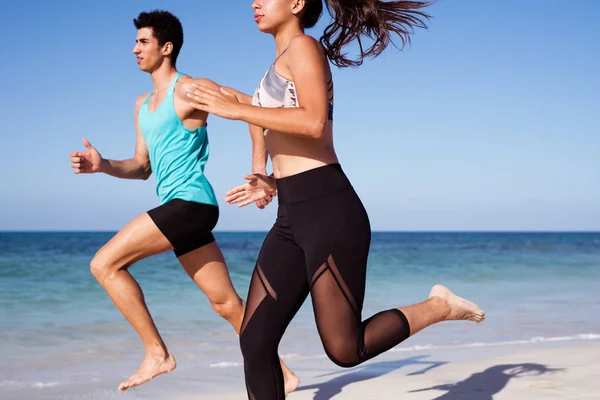 Jeune Couple Sprinter Long Une Plage Sable Blanc Jour Été Images De Stock Libres De Droits