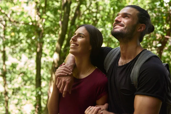 Uomo e donna che si stringono nella foresta — Foto Stock