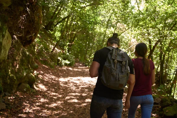 Vue arrière d'un couple marchant sur un sentier — Photo