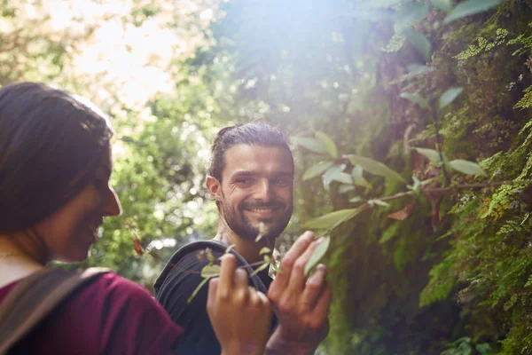 Pareja Joven Sonríen Tocan Los Árboles Frondosos Verdes Bosque — Foto de Stock