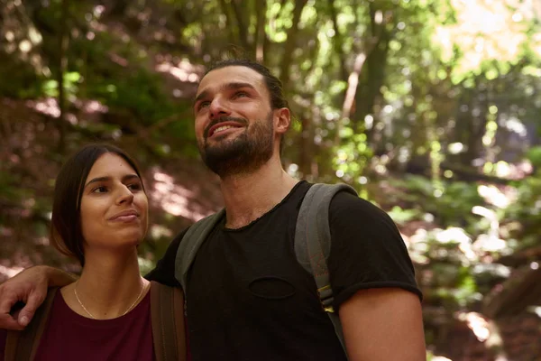 Joven Sonriendo Objeto Interés Mientras Mira Línea Los Árboles Compañero —  Fotos de Stock