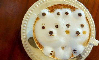  Ahşap masada fincan sıcak kapuçino kahve. 