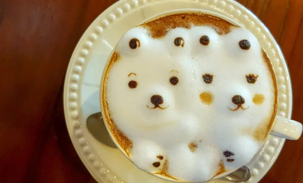 Kopi cappuccino panas dalam cangkir di atas meja kayu . — Stok Foto