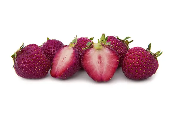 Belle, mûre, grande fraise lumineuse sur le fond isolé. Isoler lilas, violet fraise . — Photo