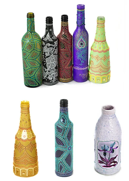 Muchas botellas diferentes, punto pintado pintado sobre fondo aislado . — Foto de Stock