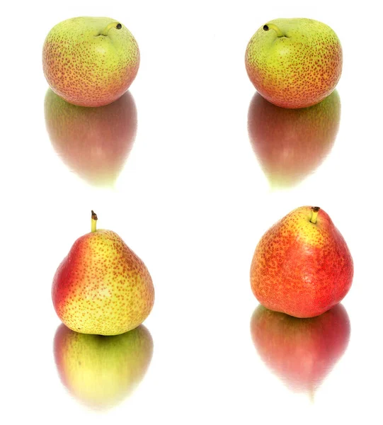 A lot of big, ripe, bright pears. pears on a white background, whole and in cross section. — Stock Photo, Image