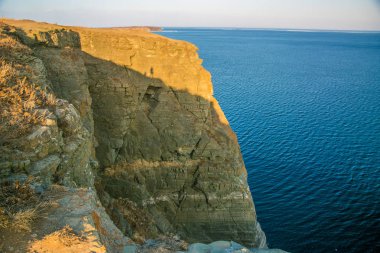 Yüksek kayalıklarla tüm içinde buz denizi ne dökülür. Buzun içinde kaya gün batımında. gelen giden güzel bir manzara güneş.