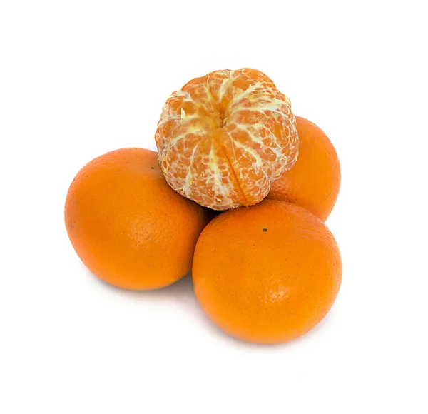 Grote, rijpe, helder, tangerine op een witte achtergrond, sappig fruit op de geïsoleerde achtergrond. Mandarijn — Stockfoto