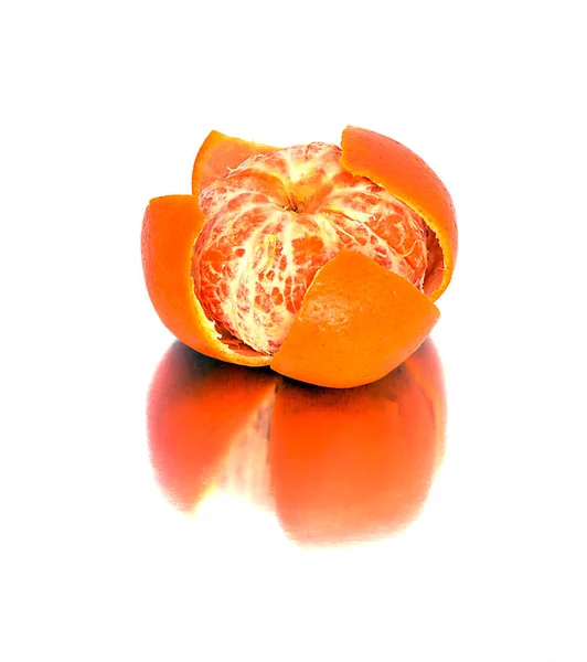 Большие, спелой, яркие, мандарин на белом фоне, сочные фрукты на изолированные фоне. Мандарин — стоковое фото