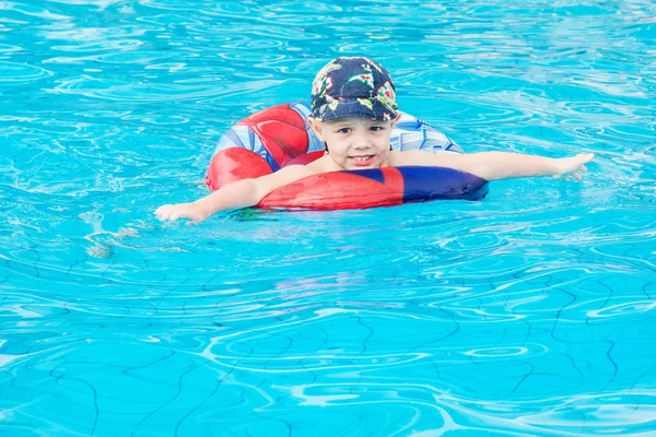 Niño nada, niño alegre saltando en la piscina en el círculo, piscina al aire libre , —  Fotos de Stock