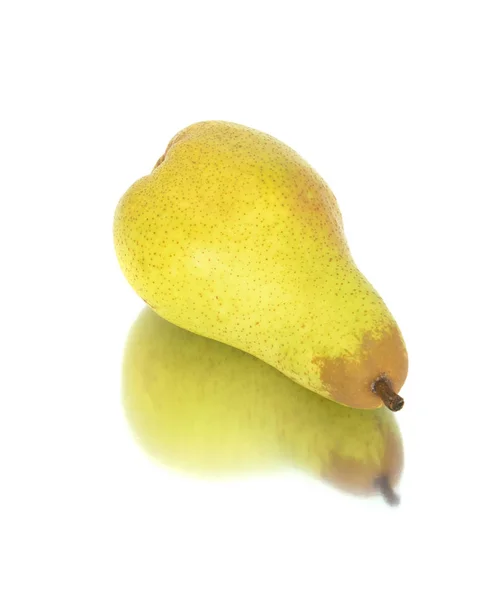 Um monte de peras grandes, maduras e brilhantes. peras sobre fundo branco, inteiras e em secção transversal . — Fotografia de Stock