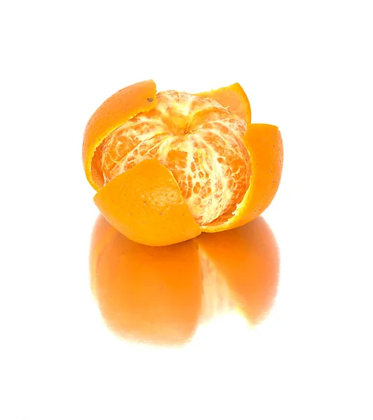 Grote, rijpe, helder, tangerine op een witte achtergrond, sappig fruit op de geïsoleerde achtergrond. Mandarijn — Stockfoto