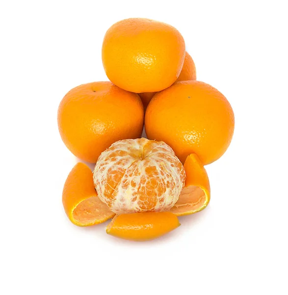 Stora, mogna, ljusa, tangerine på en vit bakgrund, saftiga frukter på isolerade bakgrunden. Mandarin — Stockfoto