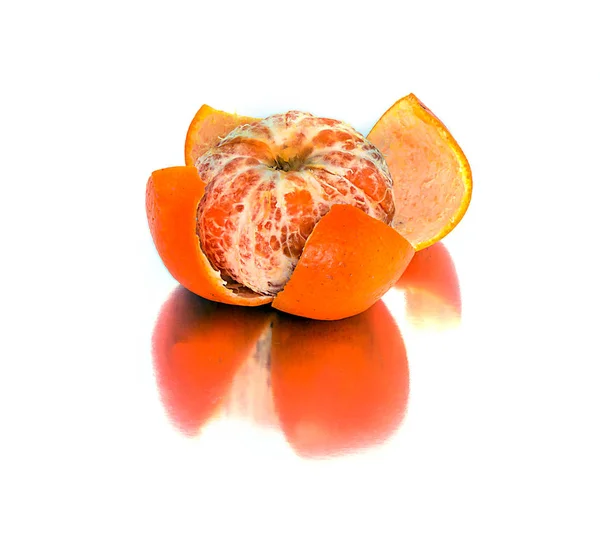 Grande, madura, brillante, mandarina sobre un fondo blanco, fruta jugosa sobre el fondo aislado. mandarina —  Fotos de Stock