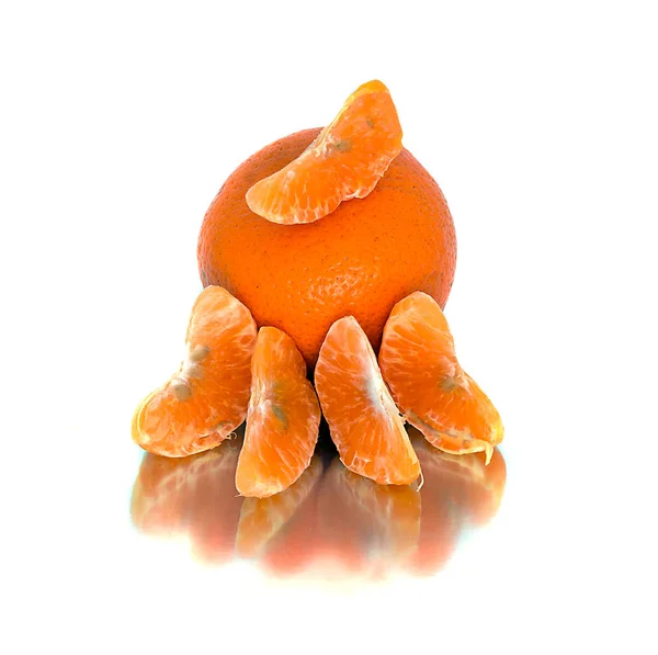 Grande, madura, brillante, mandarina sobre un fondo blanco, fruta jugosa sobre el fondo aislado. mandarina —  Fotos de Stock