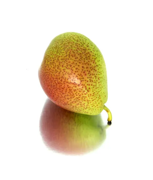 En massa stora, ljusa och mogna päron. päron på en vit bakgrund, hela och i tvärsnitt. — Stockfoto