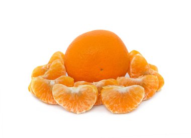 büyük, olgun, parlak, beyaz bir arka planda izole arka plan üzerinde sulu meyve mandalina. Mandarin