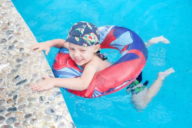 küçük çocuk yüzüyor, çocuk havuzu daire, açık hava yüzme havuzu atlama, 