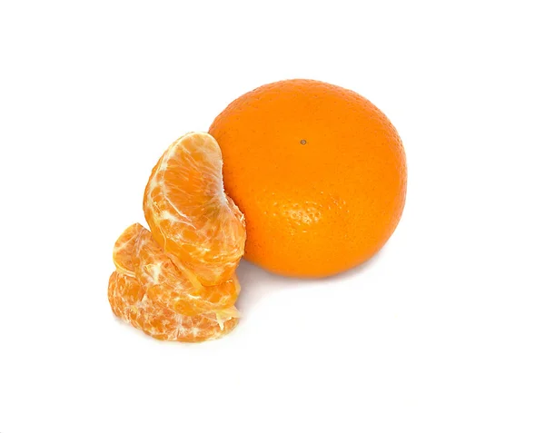 Grande, madura, brillante, mandarina sobre un fondo blanco, fruta jugosa sobre el fondo aislado. mandarina — Foto de Stock