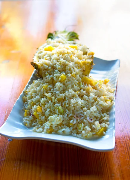 Arroz servido em meio abacaxi, um belo prato com alimentação exótica em um abacaxi . — Fotografia de Stock