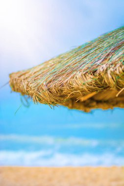 Güzel plaj şemsiyeleri ve parlak turkuaz deniz, büyük dinlenme ve rahatlama thatched. tropik cennet.