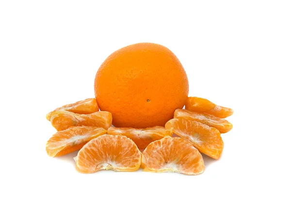 Gros, mûr, lumineux, mandarine sur fond blanc, fruits juteux sur le fond isolé. mandarine — Photo