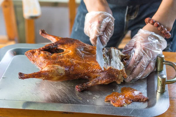 Cook sulu ördeğe Pekin, güzel, aşçı sağlamak hazır parlak ve lezzetli yemek kesti..