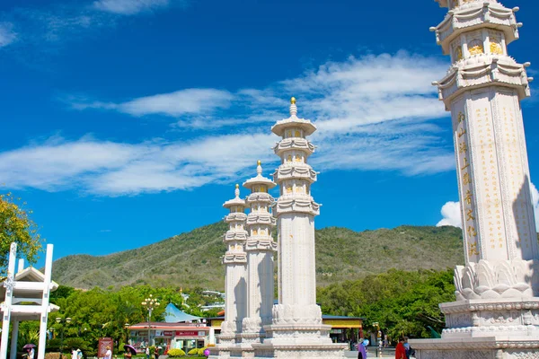 Nanshan buddhizmus Center, a park tele vallási helyszín. öt csillagos Park. magas oszlopok és vas dob a szerencse és a jólét. — Stock Fotó