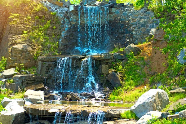 Bela cachoeira sob a luz do sol, muitos jatos de água bonita cercada por florestas verdes . — Fotografia de Stock