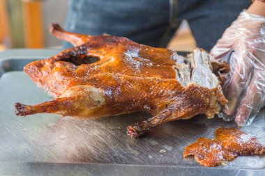 Cook sulu ördeğe Pekin, güzel, aşçı sağlamak hazır parlak ve lezzetli yemek kesti..