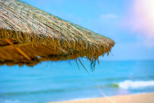 Güzel plaj şemsiyeleri ve parlak turkuaz deniz, büyük dinlenme ve rahatlama thatched. tropik cennet.