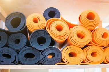 yoga dersleri, paspaslar, tuğla ve kayışlar, malzemeleri kase meditasyon için. yoga için ihtiyacın olan her şey.