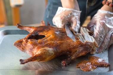 Cook sulu ördeğe Pekin, güzel, aşçı sağlamak hazır parlak ve lezzetli yemek kesti..