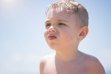 küçük çocuk çalışan ve saf dalgalarda sıçramasına deniz yüzme.