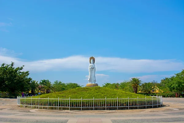 Parque Budista, espacio abierto, muchas estatuas y hermosos lugares en la isla de Sanya . —  Fotos de Stock