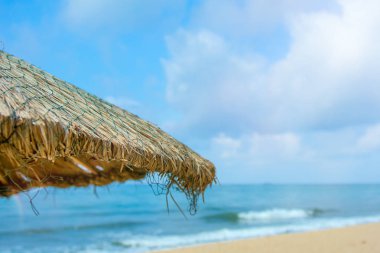 Güzel plaj şemsiyeleri ve parlak turkuaz deniz, büyük dinlenme ve rahatlama thatched. tropik cennet.