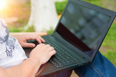 teknoloji ve iletişim, iş klavye ile bir dizüstü bilgisayar açık havada,