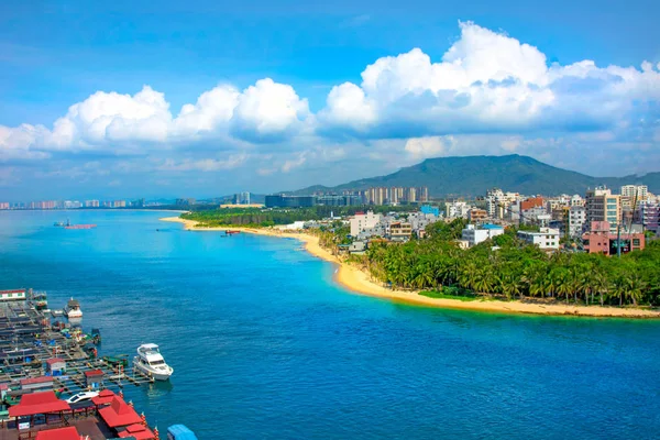 Bela vista da lagoa com areia branca e palmeiras, mar azul-turquesa. vista a partir do topo . — Fotografia de Stock