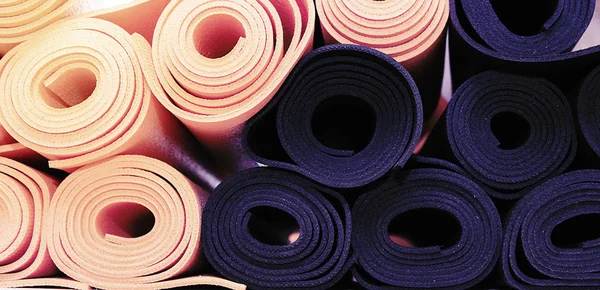 Materiales para clases de yoga, esteras, ladrillos y correas, cuenco para la meditación. todo lo que necesitas para el yoga . — Foto de Stock