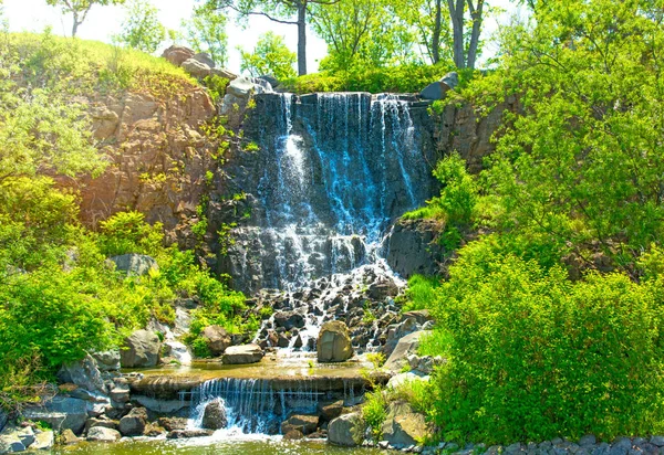 Vackra vattenfall i solljus, många vackra jetstrålar som omges av gröna skogar. — Stockfoto