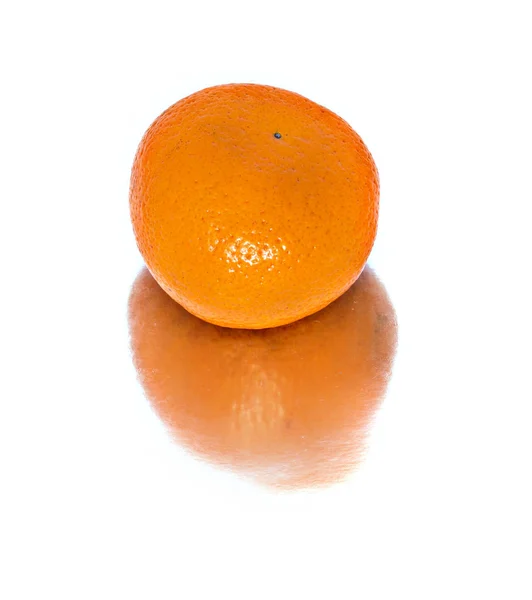 Grande, madura, brillante, mandarina sobre un fondo blanco, fruta jugosa sobre el fondo aislado. mandarina — Foto de Stock