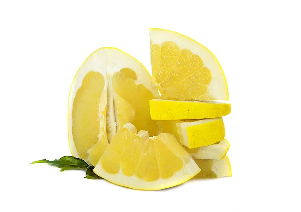 Pamelo fruta grande y jugosa sobre un fondo blanco, sin fondo de color brillante cítricos . — Foto de Stock