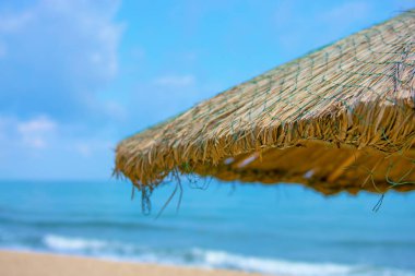 Güzel plaj şemsiyeleri ve parlak turkuaz deniz, büyük dinlenme ve rahatlama thatched. tropik cennet.