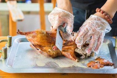 Cook sulu ördeğe Pekin, güzel, aşçı sağlamak hazır parlak ve lezzetli yemek kesti..