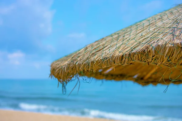 Güzel plaj şemsiyeleri ve parlak turkuaz deniz, büyük dinlenme ve rahatlama thatched. tropik cennet.